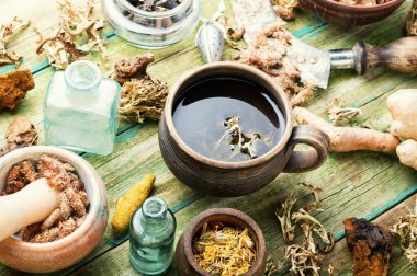 Şifalı bitkilerden bitki çayı. Şifalı bitkiler ve bitkisel ilaçların kökleri..