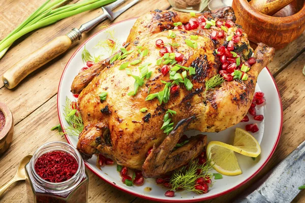 Nar ile pişirilmiş tavuk. Tabakta ızgara tavuk.