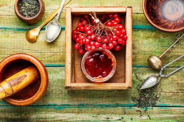 Reçelli cam kavanoz ve viburnum üzümü