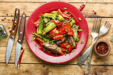 Tavuk ciğeri ve sebzeli sıcak salata. Tavuk salatası.