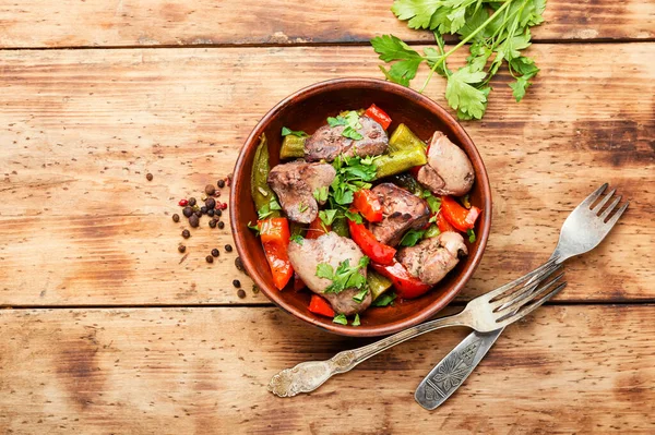 Salat Mit Leber Paprika Okra Und Kräutern Hühnerlebersalat — Stockfoto
