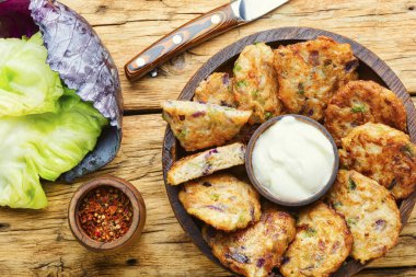 Ev yapımı lahana pirzolası. Masada lezzetli sebze pirzolası var..