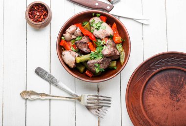 Ciğer, dolma biber, bamya ve sebzeli salata. Tavuk salatası.