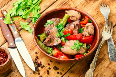 Ciğer, dolma biber, bamya ve sebzeli salata. Tavuk salatası.