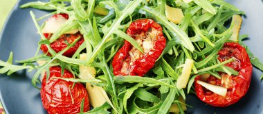 Yaz İtalyan salatası, roka ve kurutulmuş domates.