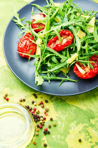 Yaz İtalyan salatası, roka ve kurutulmuş domates.