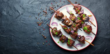 Türk ya da Arap geleneği olan karaciğer kebabı.