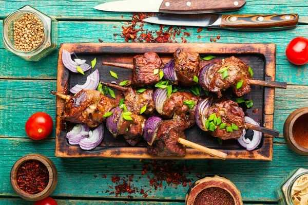 Grilovaný Kebab Jater Cibulí Dřevěných Špejlích — Stock fotografie