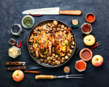 Mantar şampiyonlarıyla pişirilmiş iştah açıcı küçük tavuk ya da tavuk.