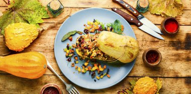 Pirinç ve sebzeyle doldurulmuş kabak. Balkabağında sebzeli pirinç.