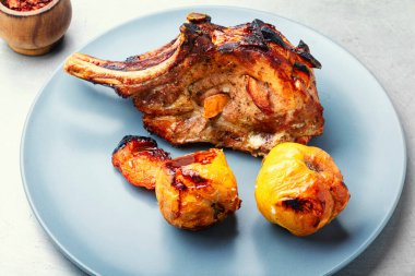 Kızarmış domuz bifteği ve quince.Lezzetli kızarmış et