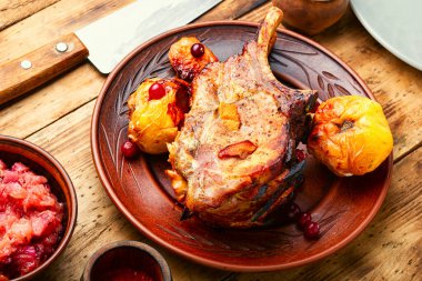 Beşli ızgara biftek. Ahşap masada ızgara biftek.