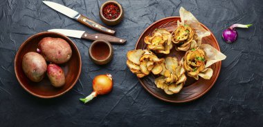 Pastırma ve peynirli fırında patates. Domuz pastırmalı ızgara patates.