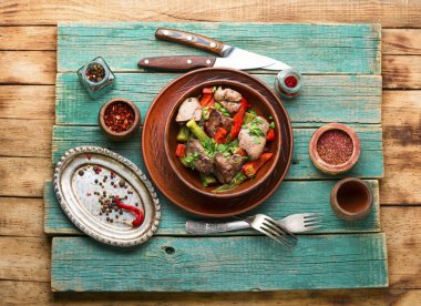 Karaciğerli salata, dolmalık biber, bamya ve bitki. Karaciğerli sağlıklı salata.