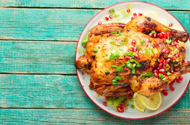 Nar ile pişirilmiş tavuk. Lezzetli aromalı tavuk. Mesaj için yer var.