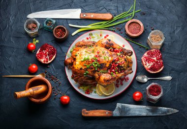 Nar ile pişirilmiş tavuk. İştah açıcı et.