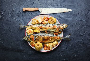 Lezzetli uskumru ya da elma ve yaban mersinli pilav.