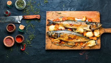 Elmayla kızartılmış lezzetli uskumru balığı, mutfak masasında servis edilir..