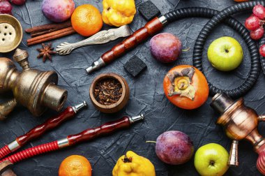 Elma, nar, narus ve üzüm aromalı nargile tüttüren Arapça nargile. Modern nargile shisha.