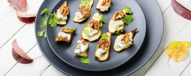 Kuru armut, mavi peynir ve ceviz ezmesi. Mevsimlik atıştırmalık..