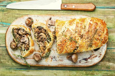 İştah açıcı mantarlı turta veya Wellington mantarı. İngiliz ev yemeği.