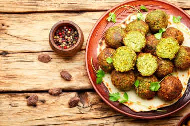 Kesilmiş baklagillerden ya da nohutlardan yapılmış falafel kızartılmış toplar.
