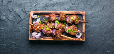 Şişe üzerinde Türk ya da Arap geleneği karaciğer kebabı