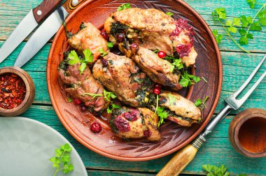 Böğürtlen ve ıspanakla doldurulmuş lezzetli hindi eti. Kümes hayvanları eti.