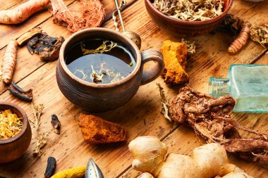 Şifalı bitkilerden bitki çayı. Şifalı bitkiler ve bitkisel ilaçların kökleri..