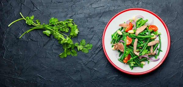 Salade Diététique Avec Langue Veau Haricots Asperges Tomates Herbes Salade — Photo