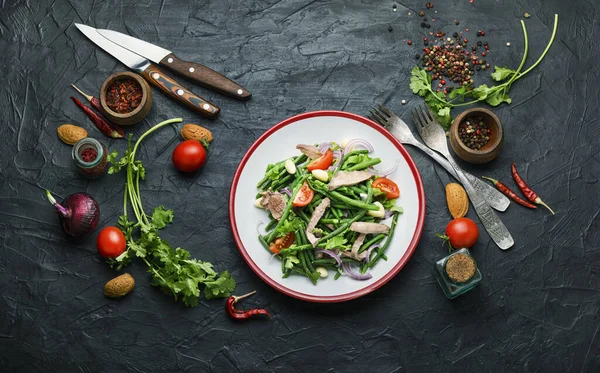 Salade Diététique Avec Langue Veau Haricots Asperges Tomates Herbes Salade — Photo
