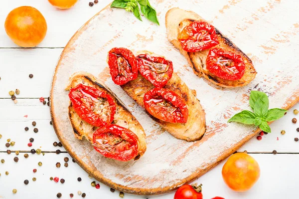 Sendvič Sušenými Rajčaty Slunci Italská Bruschetta Lahodná Sušená Rajčata — Stock fotografie