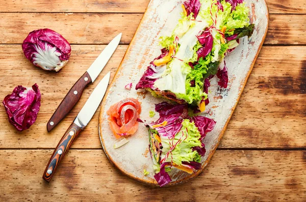 Paupiette Dari Salad Salmon Dan Aprikot Kering Lollo Rossa Salad — Stok Foto