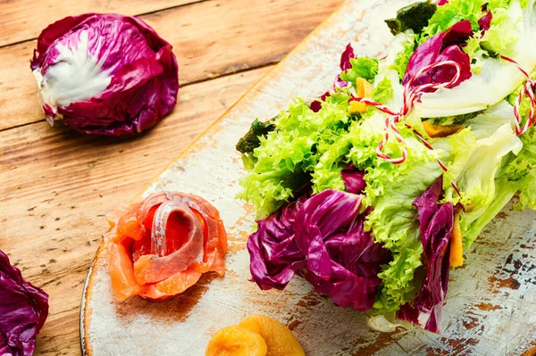 Paupiette Van Salade Zalm Gedroogde Abrikozen Zalmsalade Met Groene Bladeren — Stockfoto