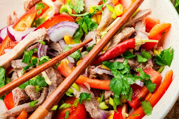 Frühlingsfleischsalat Mit Rindfleisch Paprika Tomaten Und Mais Asiatischer Salat — Stockfoto