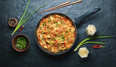 Funchoza, baharatlı Çin eriştesi ve et. Bardak erişte. Kore yemeği.