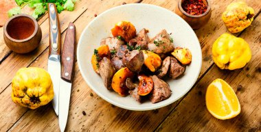 Lezzetli kızarmış ciğer ve ayva parçaları tabakta.