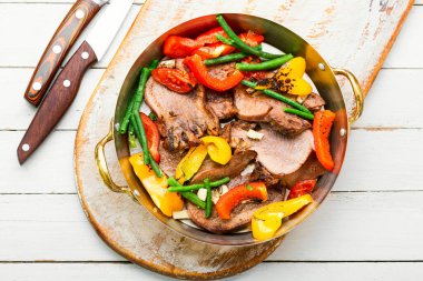 Çan biberli haşlanmış sığır dili. Biftek dili.