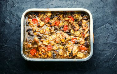 Güveç tepsisi, tavuk eti, otlar ve baharatlar. Ev yapımı lezzetli yemekler..