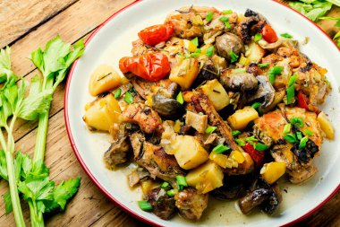 Tavuk eti ve sebzeli yahni ya da yahni. Geleneksel ev yapımı et güveci ya da ragout.