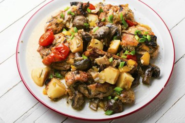 İştah açıcı yahni ya da tavuk eti ve sebzeli ragout.