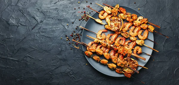 Deliciosos Camarones Asados Mejillones Pinchos Madera —  Fotos de Stock