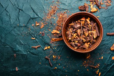 Root ve Rhizomes Rubia tinctorum bitkisel ilaçlarda. Boşluğu kopyala