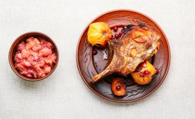 Kemiğin üzerinde biftek ve kızarmış domuz eti..