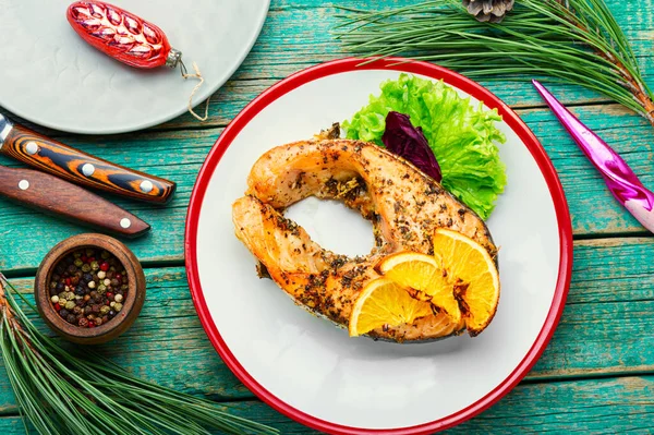 Eetlust Zalm Steak Gebakken Met Sinaasappels — Stockfoto