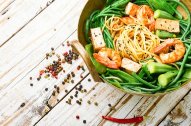 Karides ve inek bezelyeli makarna. Tayland mutfağı. Salata.