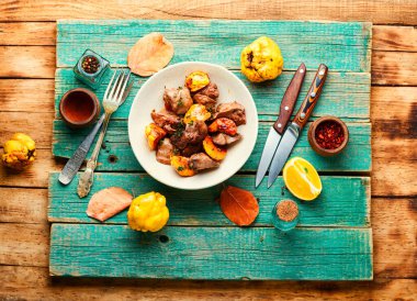 Lezzetli kızarmış ciğer ve ayva parçaları tabakta.