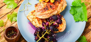 Üzüm sosunda marine edilmiş ızgara tavuk göğsü.