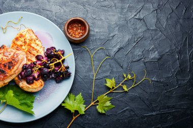 Üzüm sosunda marine edilmiş ızgara tavuk göğsü. Beton zeminde tavuk filetosu.