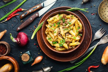 Bir tabak makarna ve kızarmış et. Makarna ve sert et..